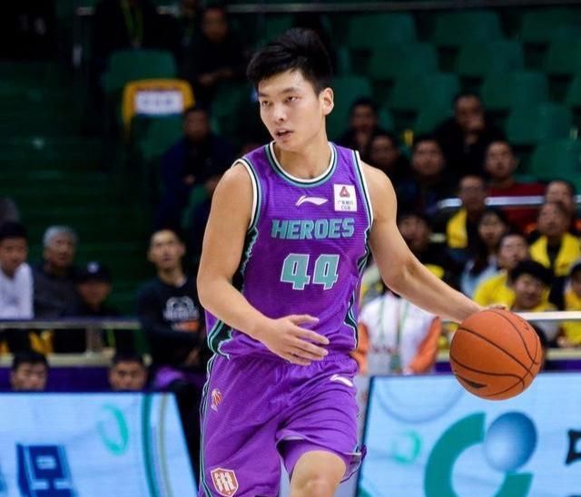 山东西王男篮小将陈培东涉险过关击败广州男篮