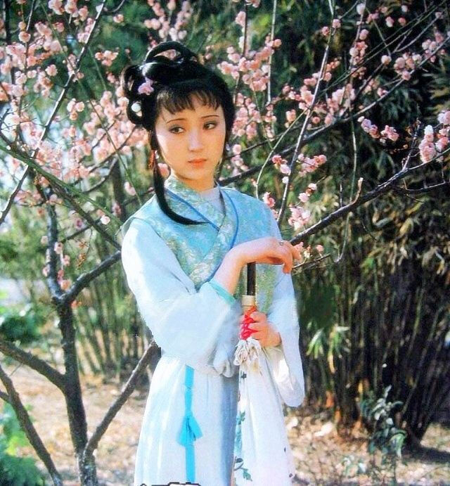 87版《红楼梦》:林妹妹仙照组图,拿孔雀翎毛的是定妆照