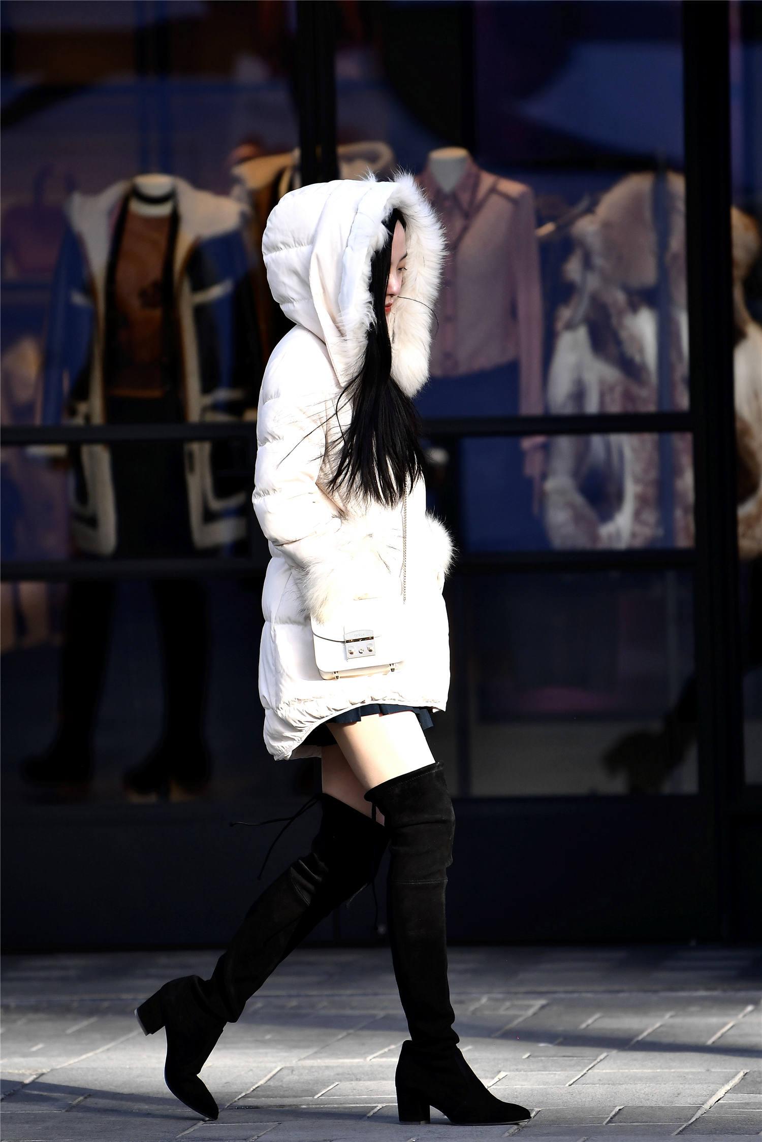 过膝靴的保暖,要穿出时尚感觉,白色短款羽绒服更显精致