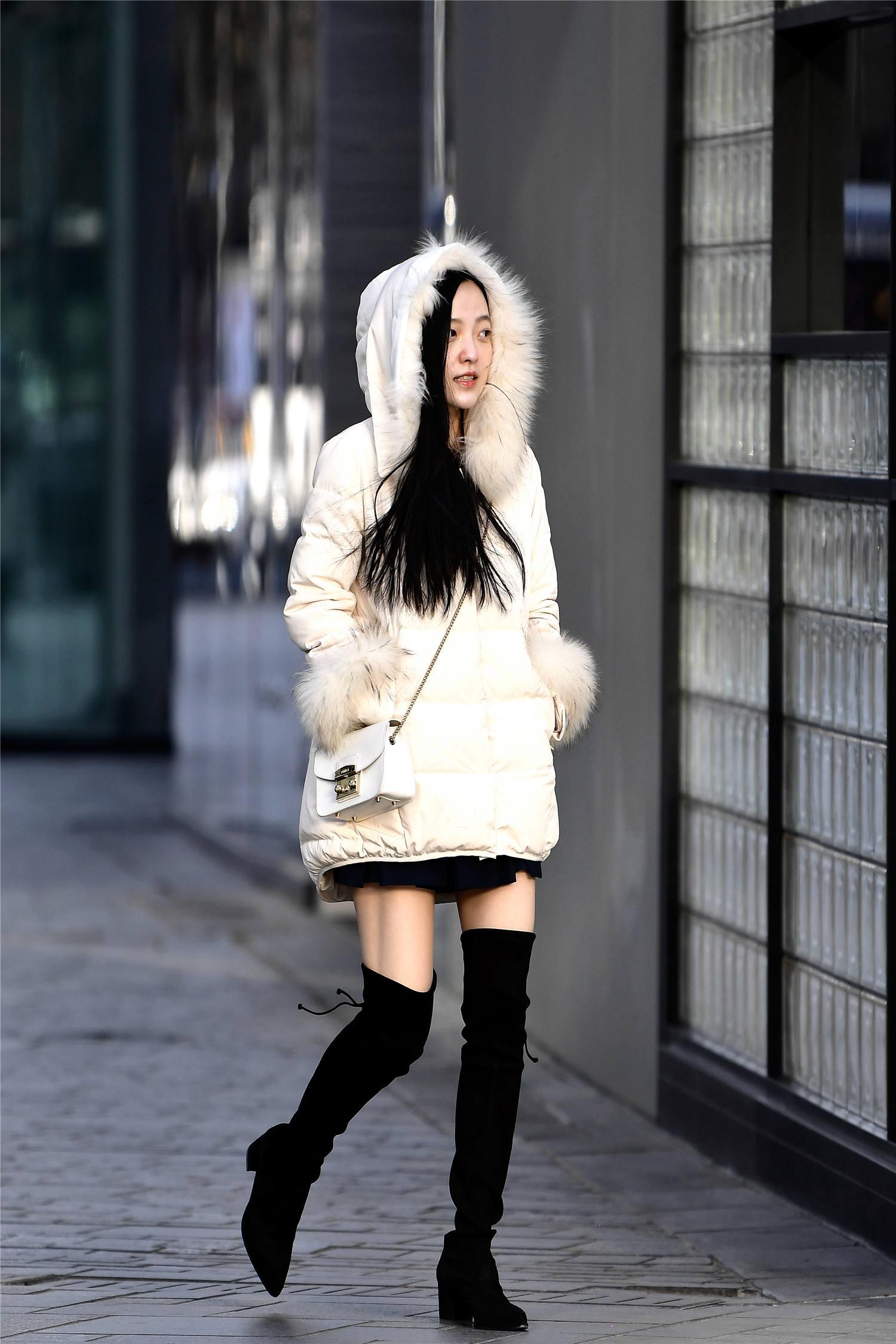 过膝靴的保暖,要穿出时尚感觉,白色短款羽绒服更显精致