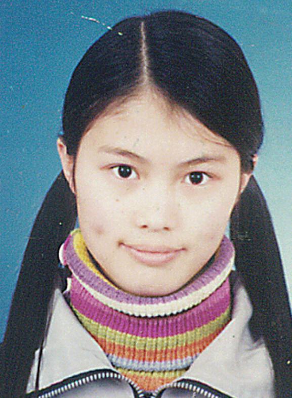 何穗十年前旧照被扒双目无神容颜大变真爱粉看了都难认出