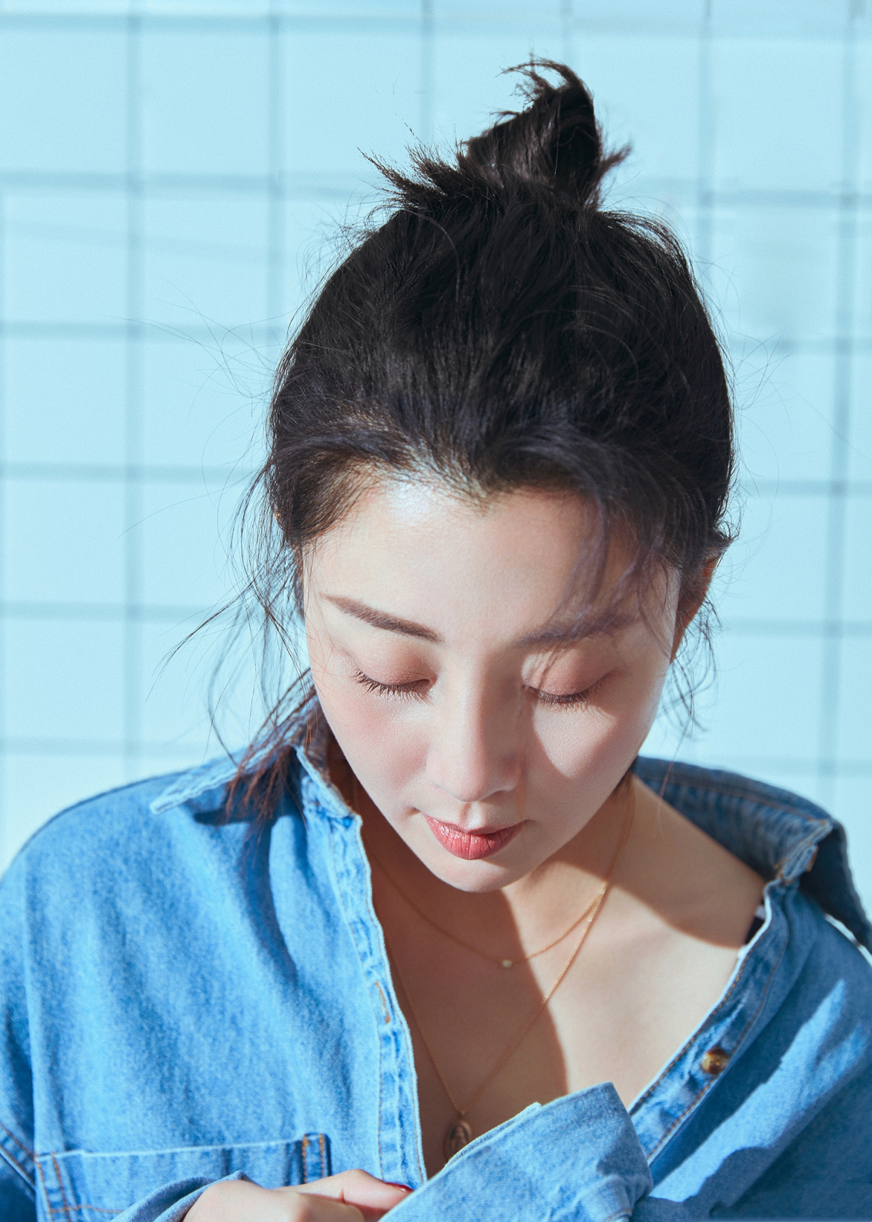 40岁殷桃真敢穿!把牛仔衣当裙子穿,还只扣一颗扣子,身材爱了