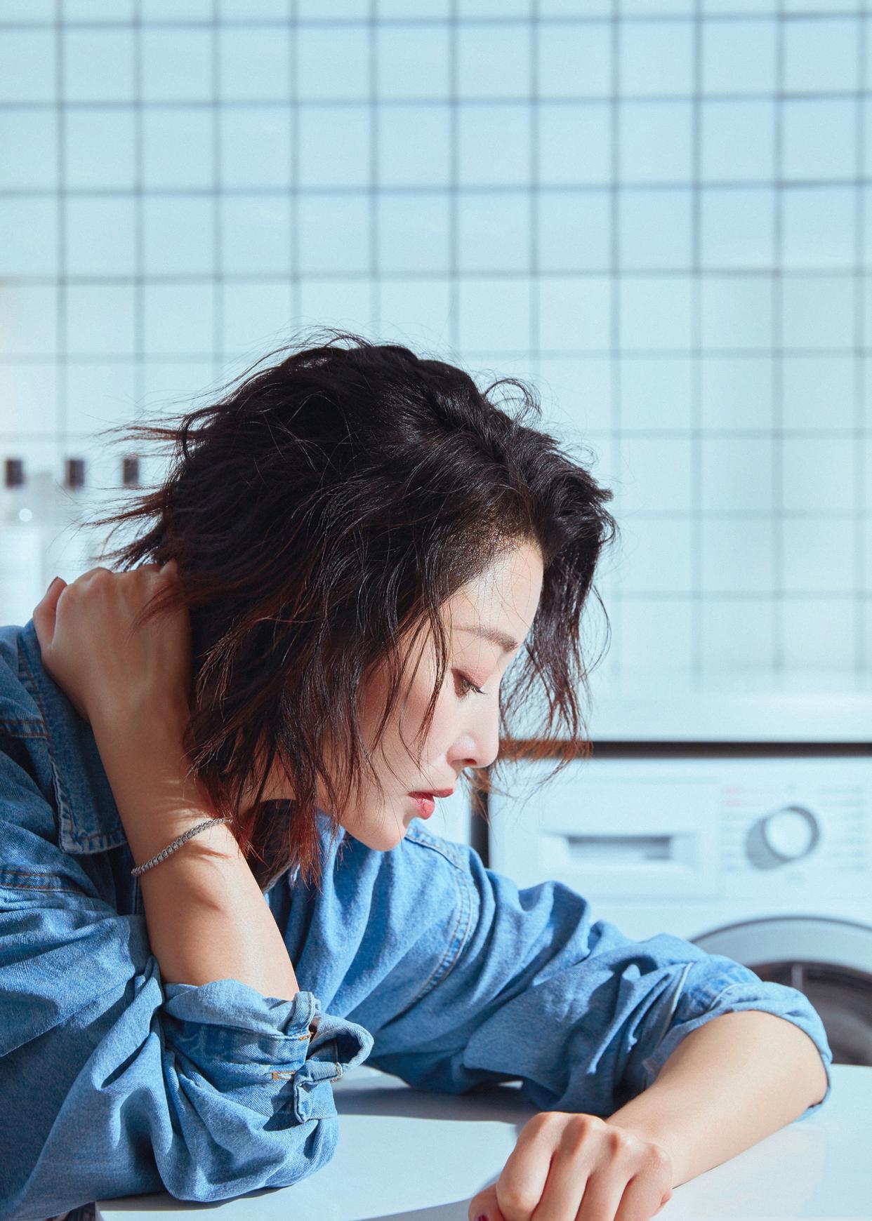 把牛仔衣当裙子穿,还只扣一颗扣子,身材爱了