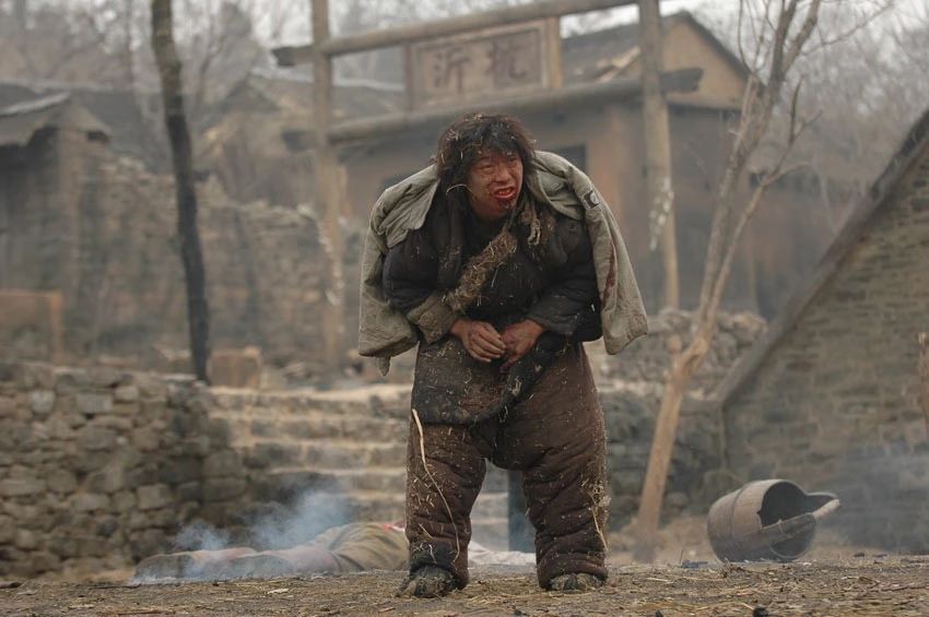 片中的牛二身穿沾满尘土的破旧棉袄,头顶比鸡窝还乱的发型,脸上也布满