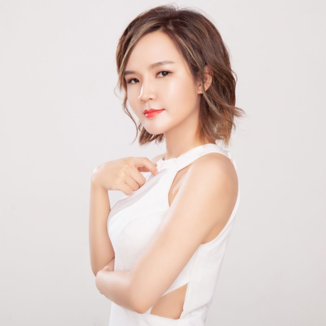 1981年6月18日出生于台湾省屏东县,中国台湾女歌手,演员,主持人,华语