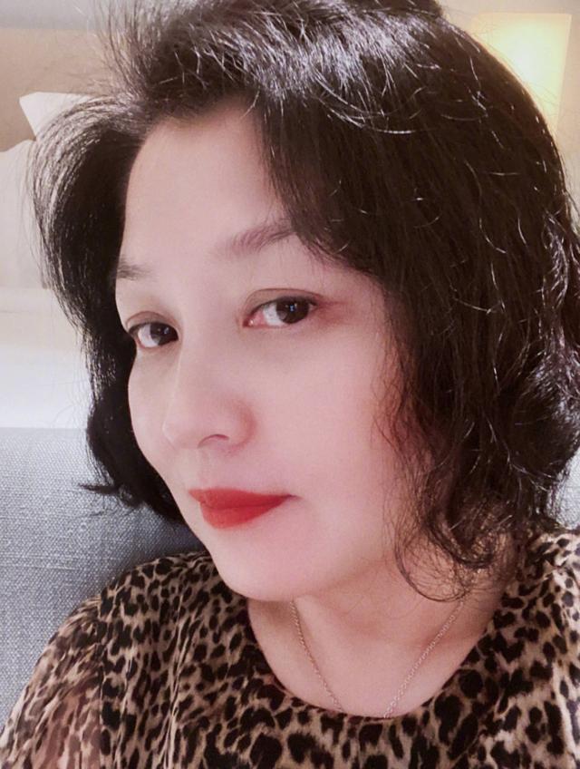 50岁哈文变发色焕发女人魅力涂红唇戴心形项链晒男发型师