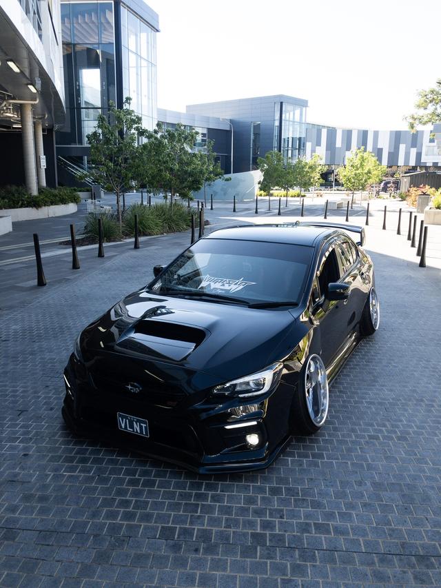 将这辆2015款斯巴鲁wrx sti改装完美的"黑化"性能车姿态