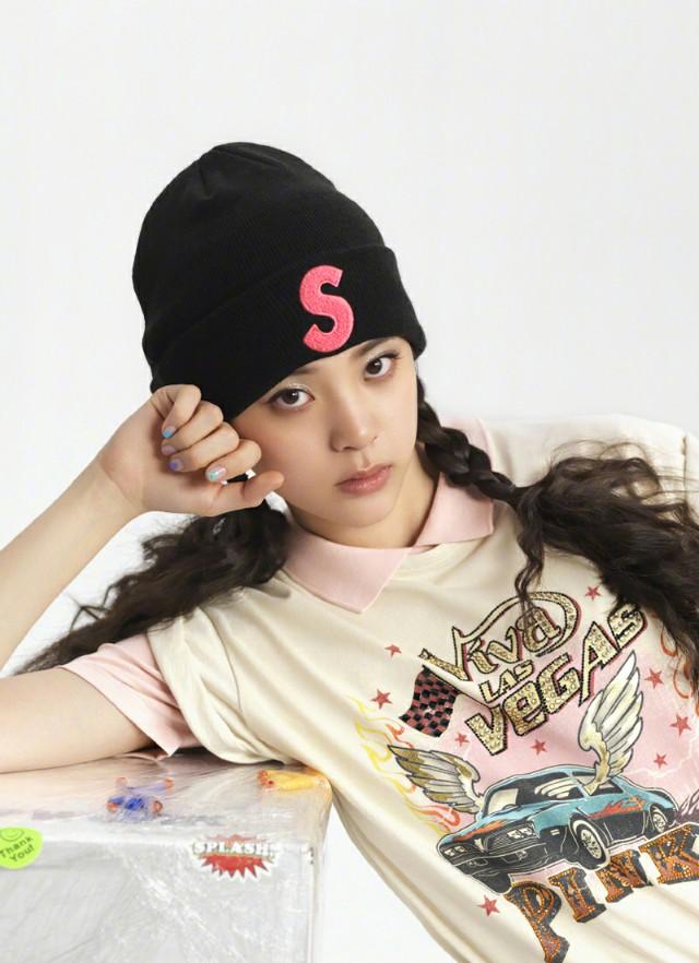 欧阳娜娜头戴彩色发夹涂着银色眼影变身复古少女鬼马俏皮