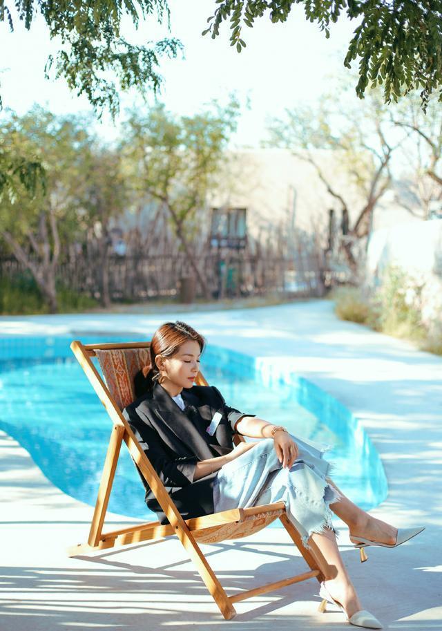 刘涛夫妻现身机场涛姐黑色机车皮衣装霸气外露王珂发福似路人