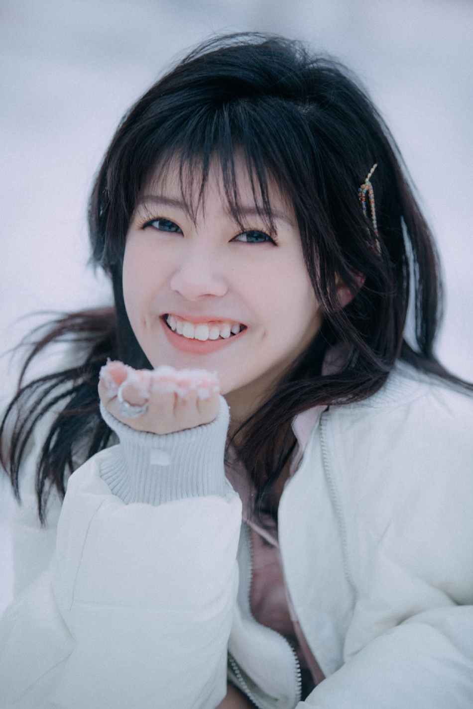 赖美云蹲雪地晒美照仙气十足 对镜甜笑白衣清纯动人