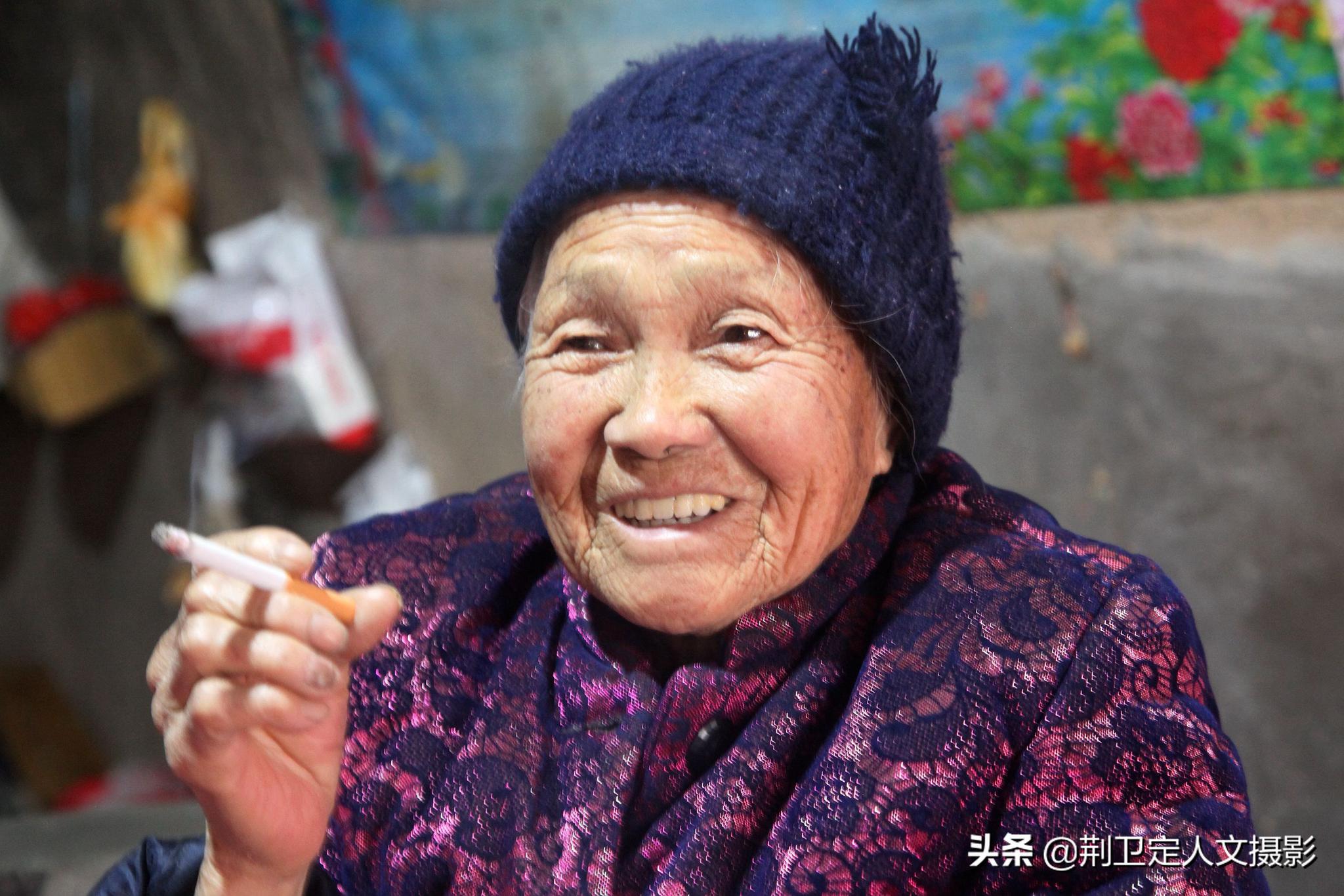 山西农村9旬老奶奶吃菜不放油,抽烟76年,看她生活成啥样
