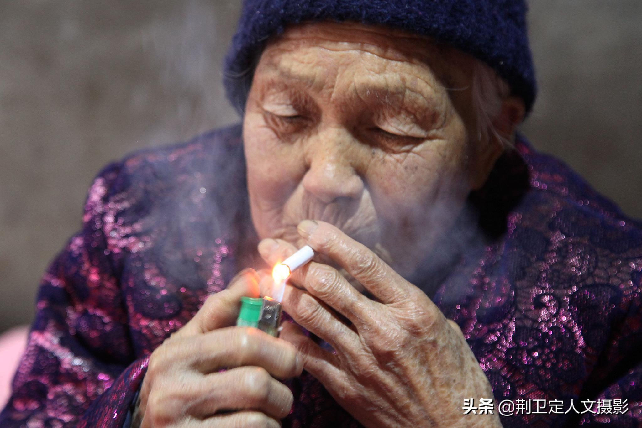 山西农村9旬老奶奶吃菜不放油,抽烟76年,看她生活成啥样