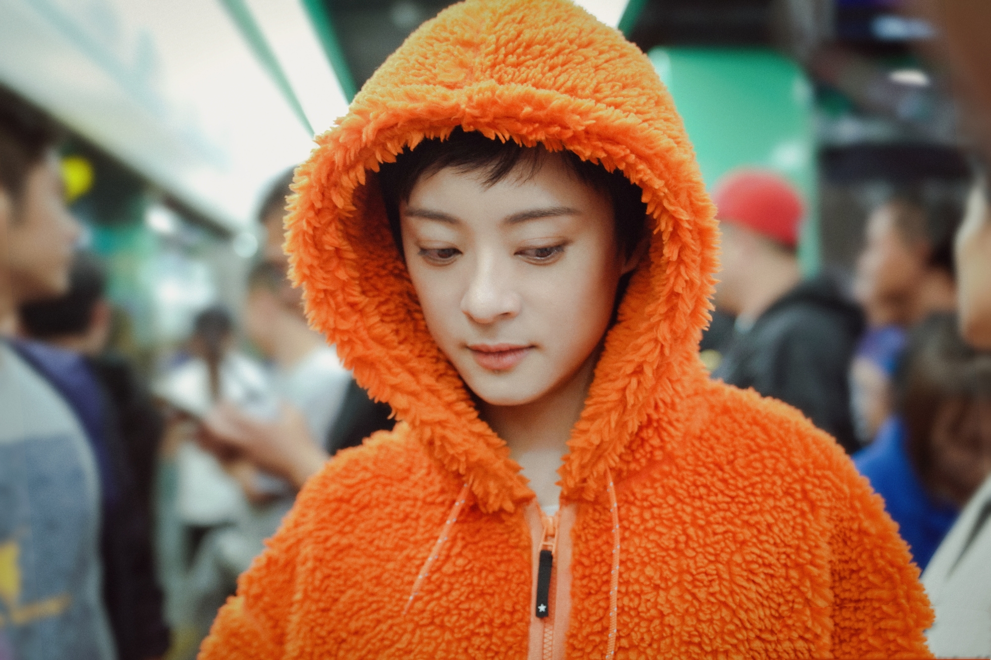 孙俪最新花絮曝光,干练造型配短发气质出众,认真工作的样子太美