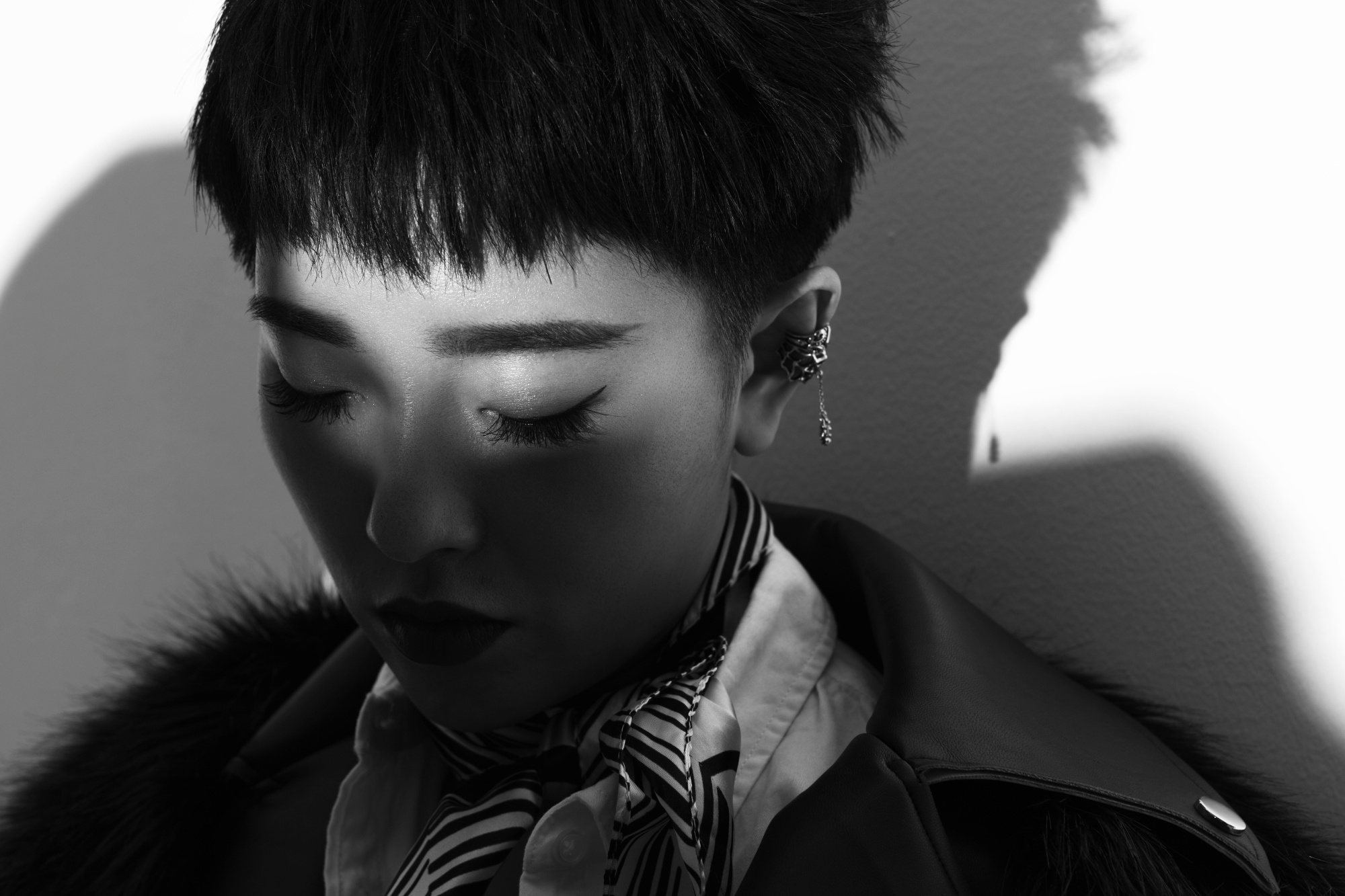 实力派女歌手魏语诺又为我们带来了新作《侧脸》