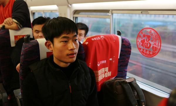 春运高铁专列送快递小哥回家