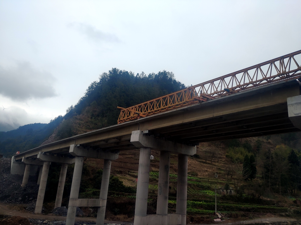 中铁十六局承建的石黔高速公路三汇互通立交桥架梁施工顺利完成