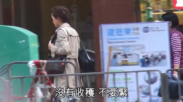 TVB小花性感打扮与工人姐姐逛街购物