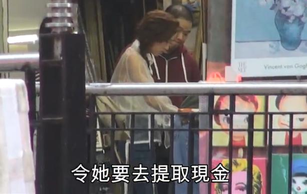 TVB小花性感打扮与工人姐姐逛街购物