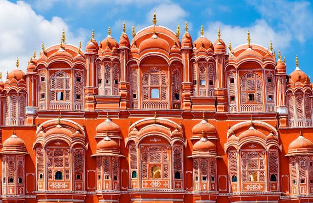 印度浪漫粉红宫殿,建有953扇窗户,只为方便王妃看风景