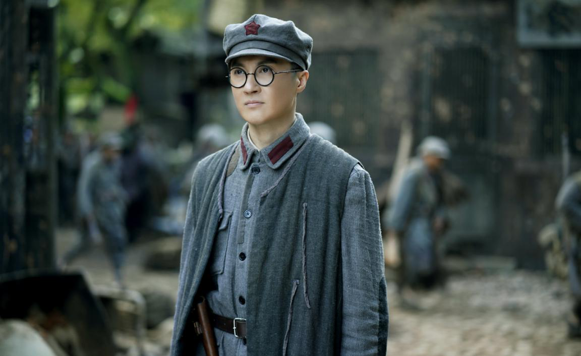 央一热播剧绝境铸剑迟帅出演眼镜首长获观众肯定