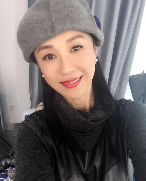 "最美苏妲己"近照沧桑,黑框短发身材邋遢,昔日惊艳今普通路人|傅艺伟