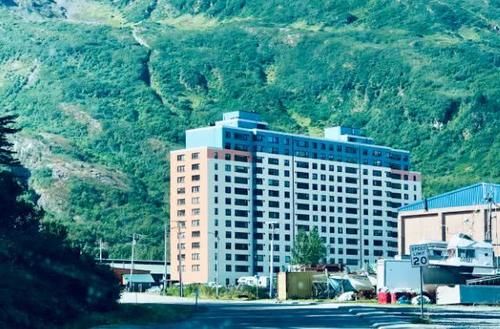 世界上"最小"的镇子,全镇人住在一栋14层大楼里?