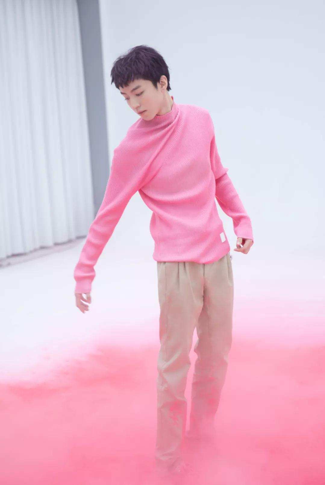 王俊凯穿"两条"裤子,腿还细成我羡慕的样子,被天使吻过吧?