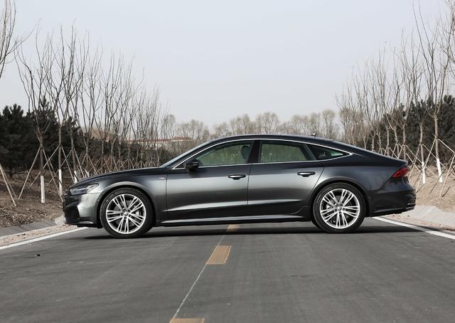 奥迪的溜背轿车,长近5米配贯穿尾灯,车内还有三块屏幕