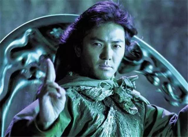 然后处于颜值巅峰时期的张柏芝,她和郑伊健的玄天宗是师徒,也是恋人