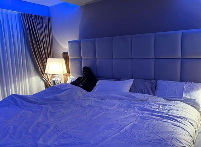 卢卡库晒新公寓的新床拉诺基亚评论你这床能睡15人