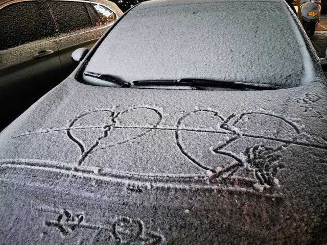 漫步在雪中街头,可以看到很多车辆被画上了各种各样的图案