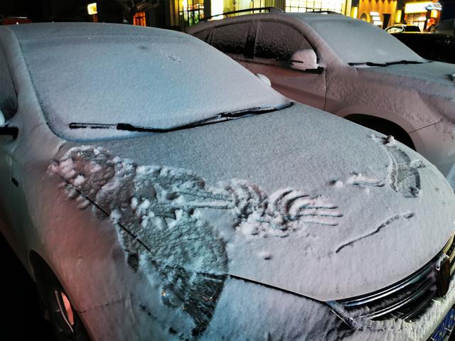 南阳一场雪,让街头成了涂鸦场,你的爱车被画过没