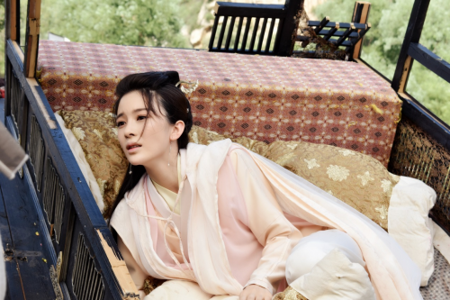 一面调侃花月奴既当老婆又当妈(胡一天分饰江枫与花无缺父子),一面与