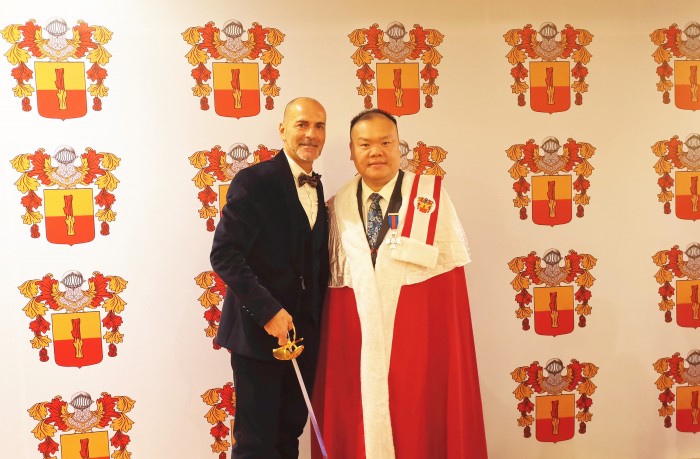 并被意大利博斯科王室授封为三等候爵,授予君士坦丁皇家萨克骑士勋章