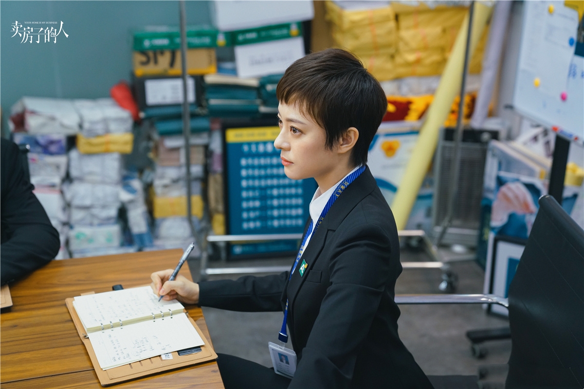 孙俪最新花絮曝光,干练造型配短发气质出众,认真工作的样子太美