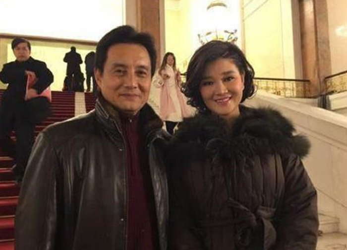 王伯昭的现任妻子柏京玫2004年,王伯昭因被张卫健和谢霆锋暴打致伤