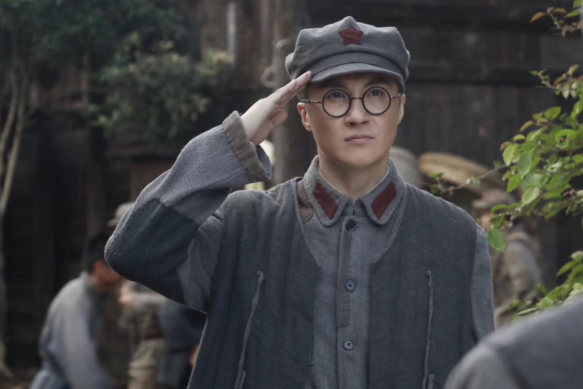 央一热播剧绝境铸剑迟帅出演眼镜首长获观众肯定