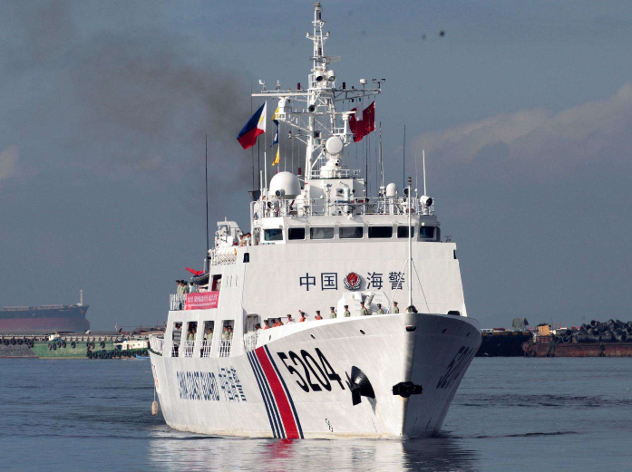 应菲律宾邀请,中国军舰抵达菲律宾,送来大米面粉,民众列队欢迎