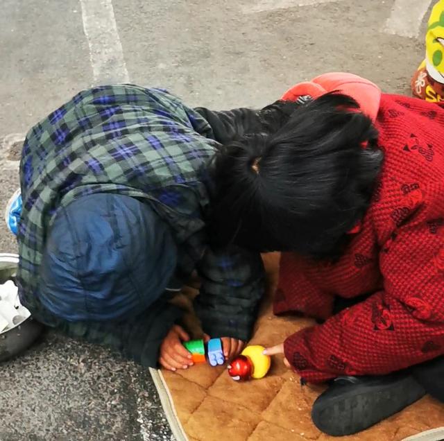 郑州街头的乞讨儿童,是无奈,还是贪婪