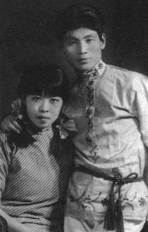 但是萧军有点大男人主义,他个性粗暴,而且情感轻浮,在两年里先后跟三