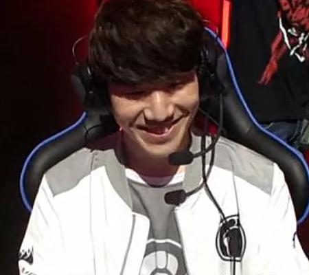 白银theshy上线,与水友开黑,开局怒送一血后露出笑容