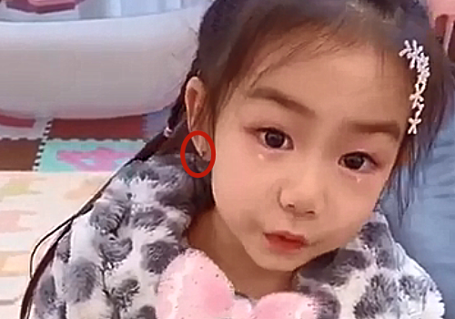 戚薇晒女儿祝福视频,不料被她耳朵抢镜,这么小就打耳洞吗