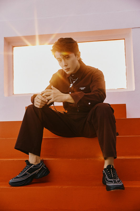 演员李亭哲新年写真曝光棱角分明酷帅迎新