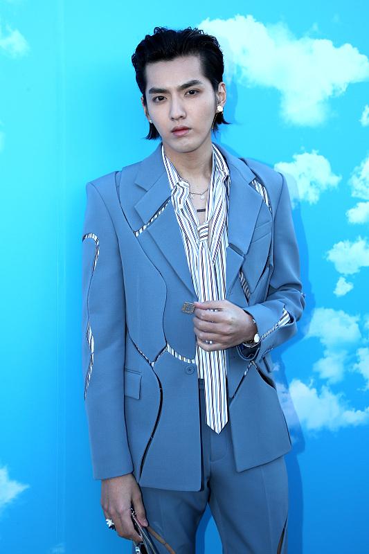 吴亦凡与贝拉同席头排看秀 时尚西装梳大背头 男帅女靓非常养眼