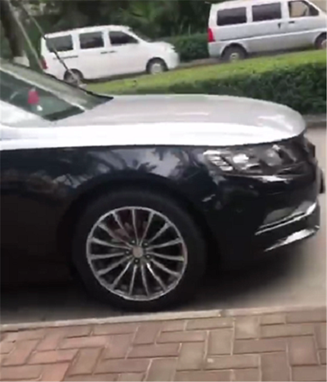 14万众泰z700改"迈巴赫风格",全车双拼色,上街回头率5颗星