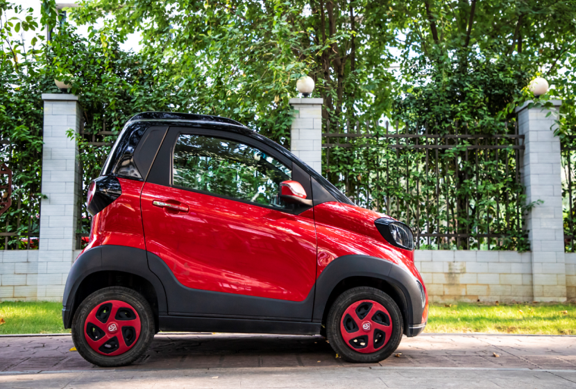 会是这么另类的长相——只有传统汽车的1/2大小,只有两个座位,不加油