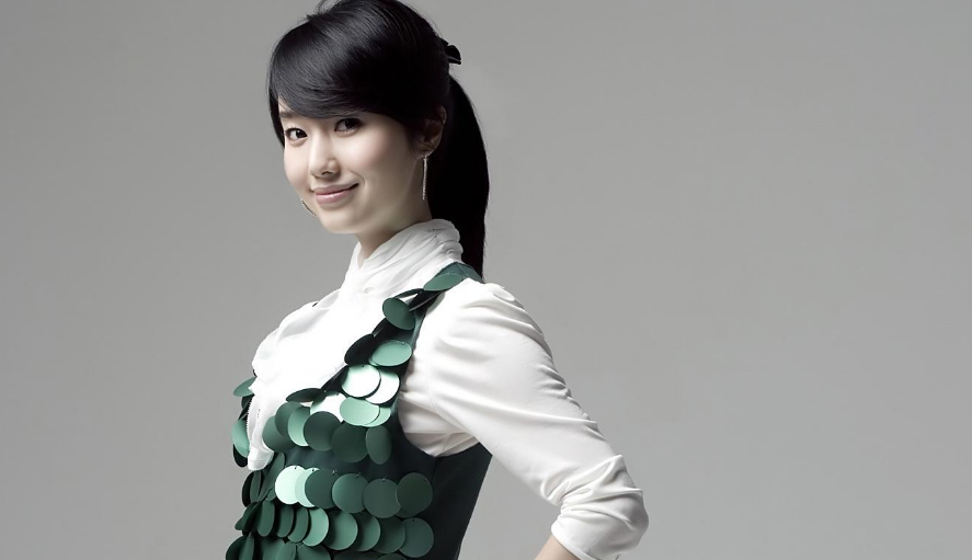 山贼天后李贞贤讨好中国人再现经典造型戴指麦跳扇子舞