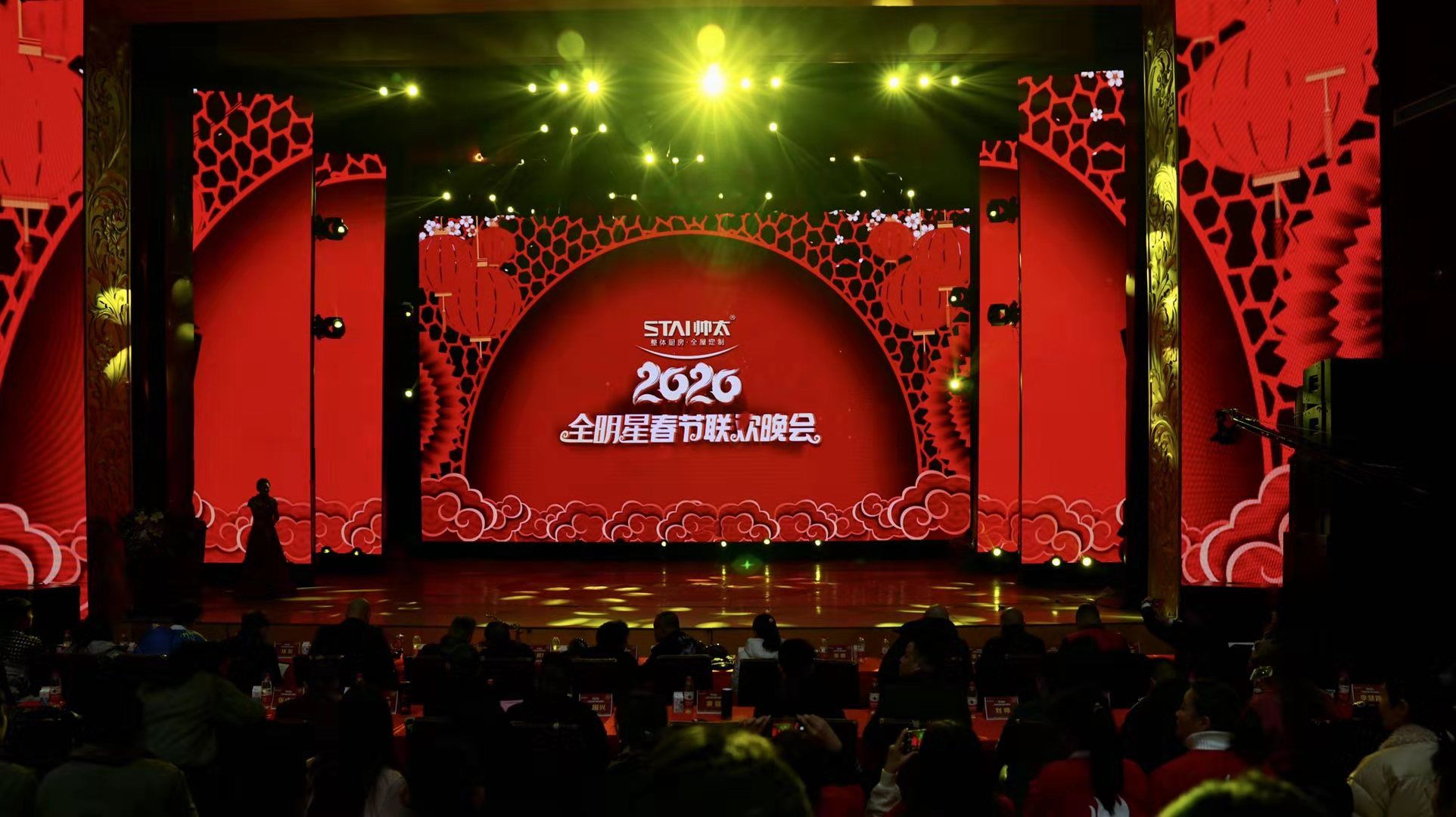 河南全明星春晚"帅"先点燃2020新年盛宴