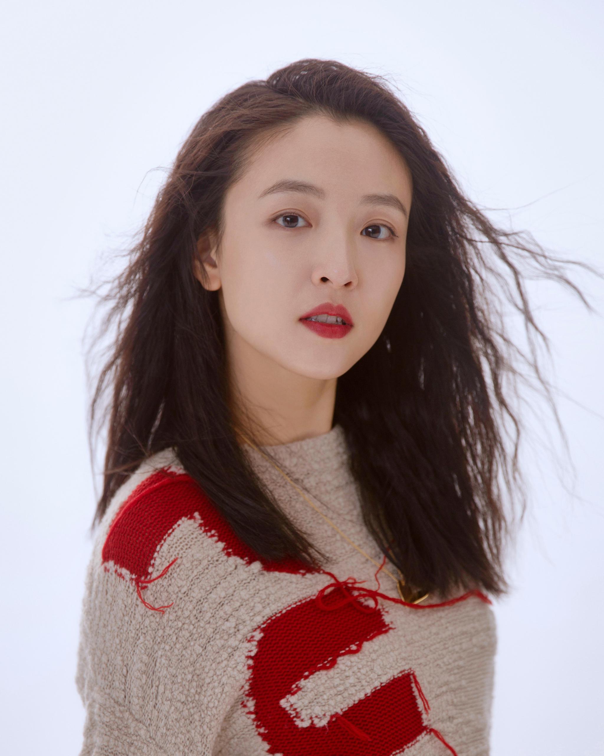 吴倩暖冬写真曝光元气look释放无与伦比的美丽