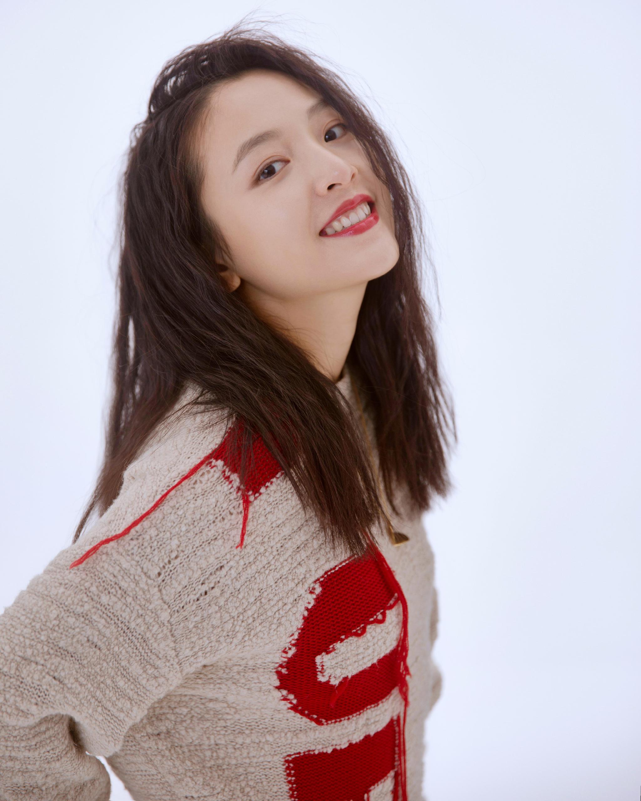 吴倩暖冬写真曝光元气look释放无与伦比的美丽